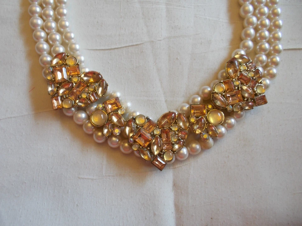 COLLAR BETSEY JOHNSON RARO MARFIL IMITACIÓN PERLA CON CORAZONES DE CRISTAL Foto 2 de 4