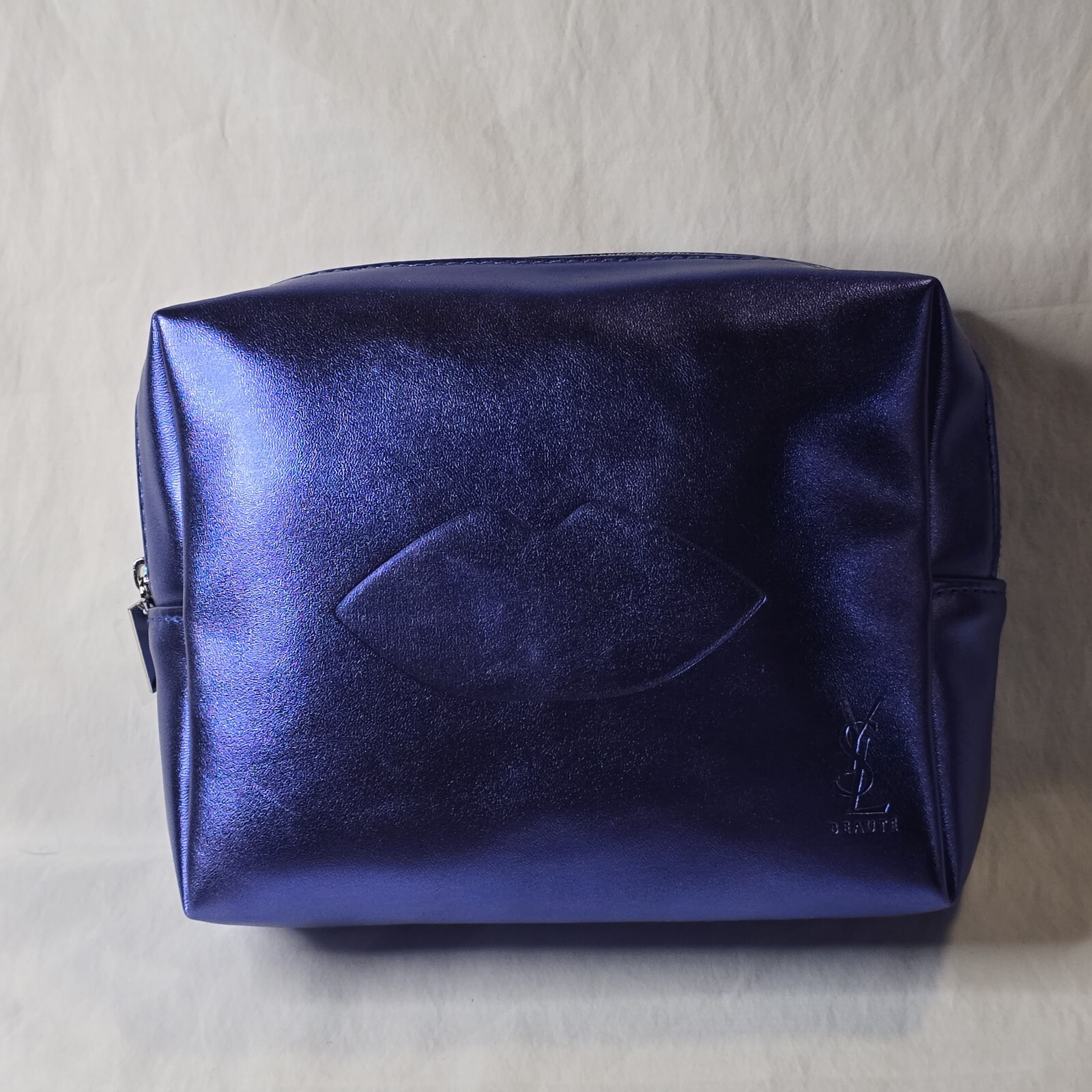 Borsa o marsupio Yves Saint Laurent Beaute YSL blu metallizzato per trucco cosmetici