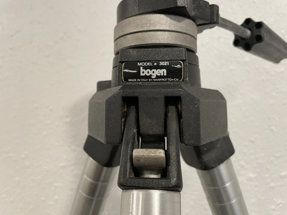 Bogen Manfrotto Professional Tripod 3021 Tripod w/ #141 Mount - Image 2 of 4