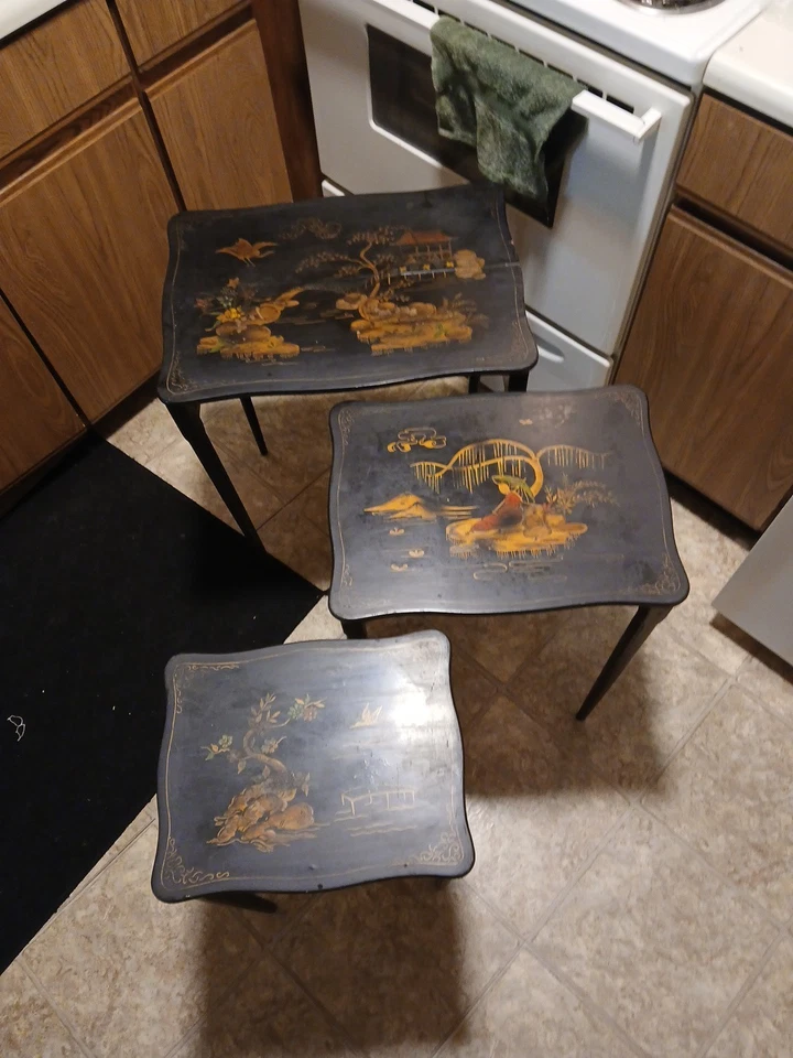 Mesas de aninhamento pretas vintage pintadas à mão conjunto de 3 com motivos asiáticos - Imagem 2 de 3