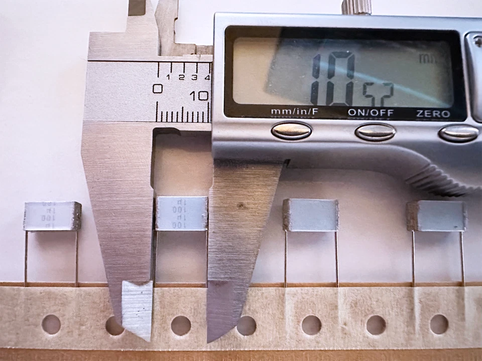 10 PIEZAS B32561-J1105-J Película Apilada 1uF 5% 100V MKT Poliéster Condensador Silvercap Foto 3 de 4