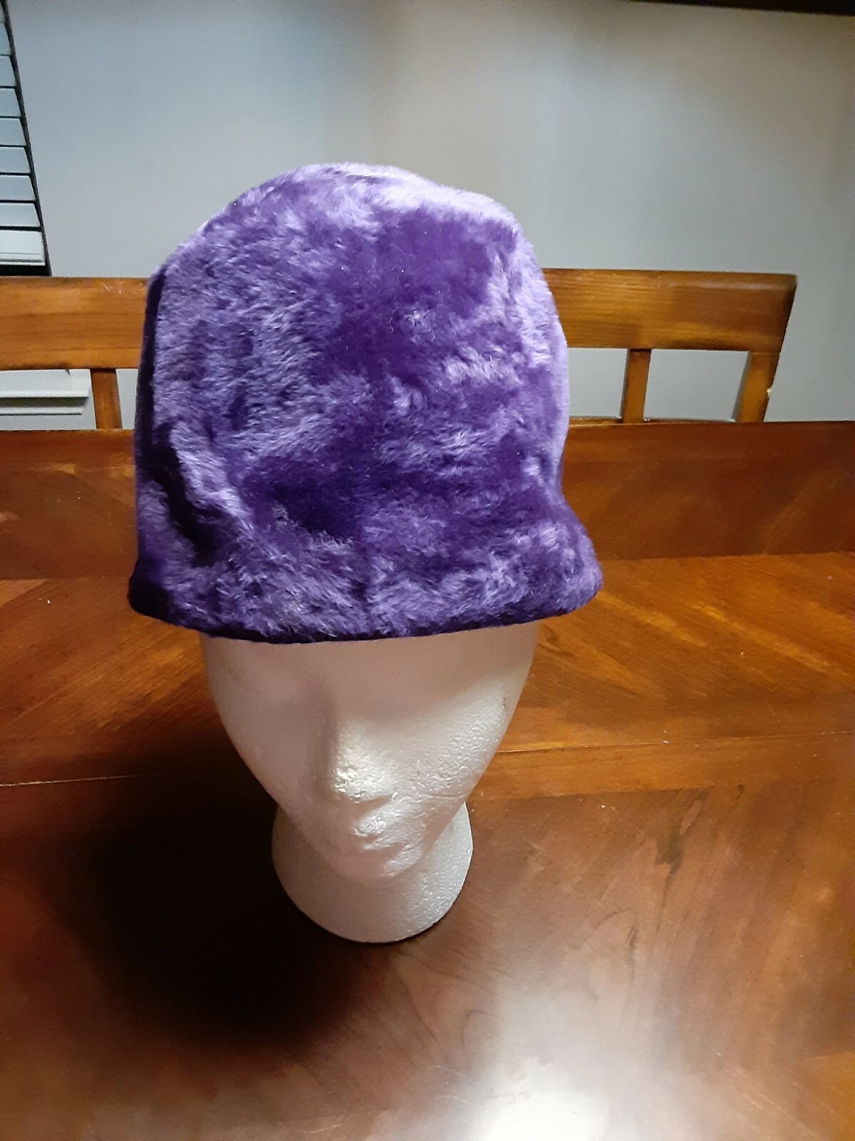 Chapeau vintage violet Miss Dior Selene fabriqué en Italie en fourrure violette