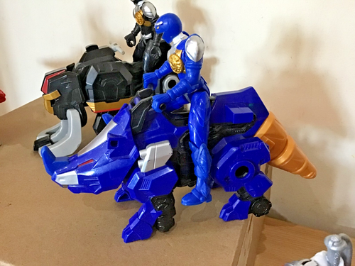 Bundle Power Rangers Megaforce Figures, Legendary + Bike Zords + Weapon V.VGC - Picture 6 of 15