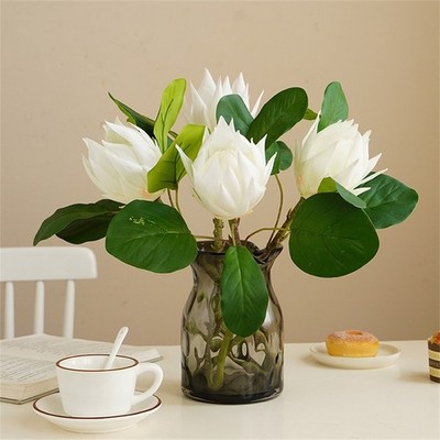 Elegante Tischdeko mit lebensechten Kunstblumen von Protea Cynaroides