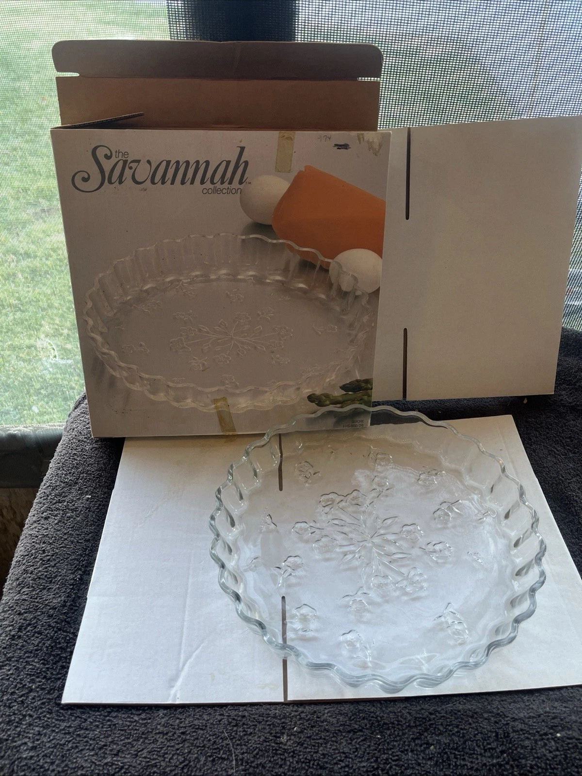 Anchor Hocking Savannah 10" Floral Embossed Pie Plate/Quiche Dish Vintage
Opens in a new window or t