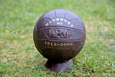 Highbury N5 Vintage Leather Style Football. Geschenk für Arsenal Fußball Fan.