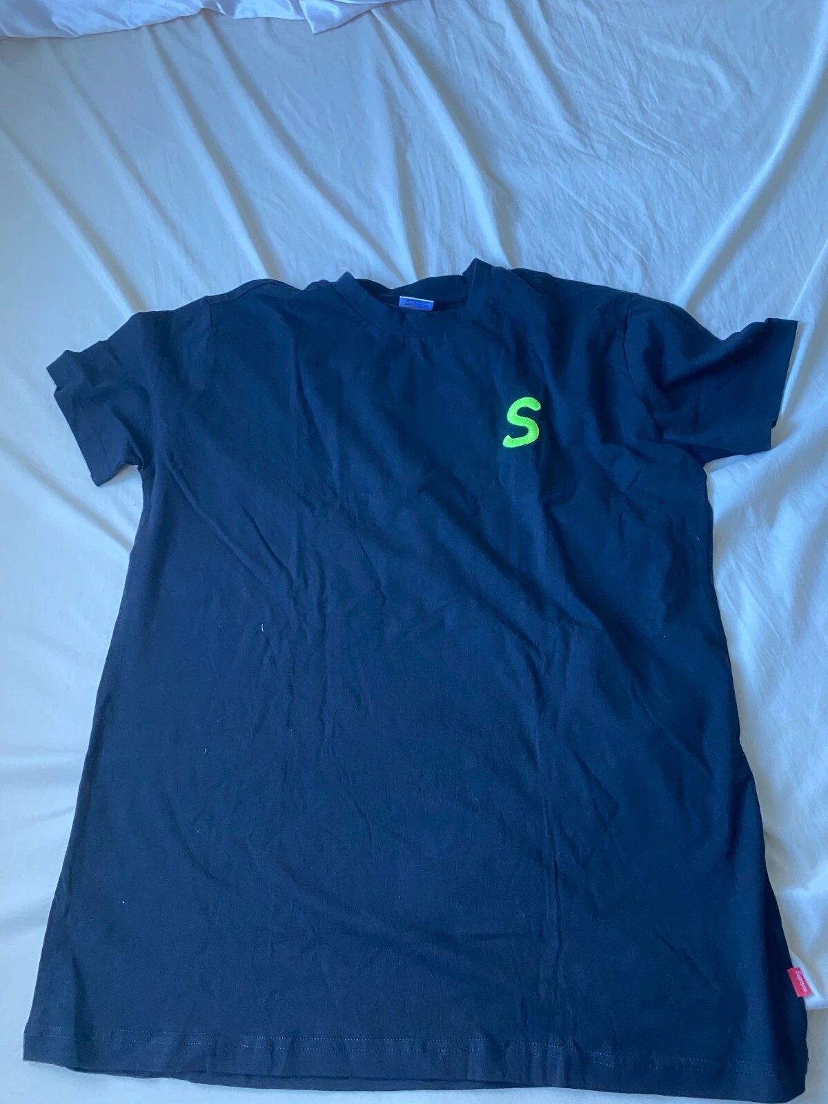 chemise noire suprême vert clair initiale S large
