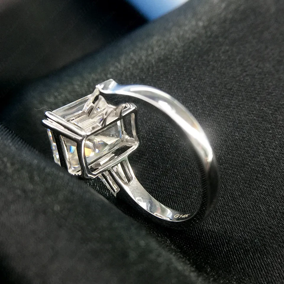 5.52 TCW Emerald & Baguettes Moissanite 3-Stones Engagement Ring Platinum Plated — 第 3/4 张图片