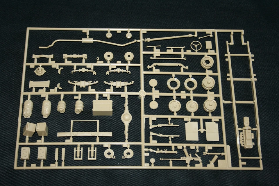 Tamiya British LRDG Command Car 1:35 scale model kit MM192 crew, brass & issues - Image 3 of 4