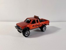 Hot Wheels Datsun King Cab Baja Custom Super 4×4 w Real Riders Metal Base 1/64