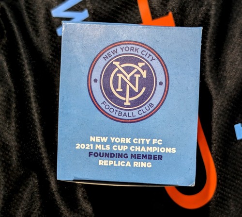 NYCFC Championship Ring Replica + Taty Castellanos Autogrammkarte