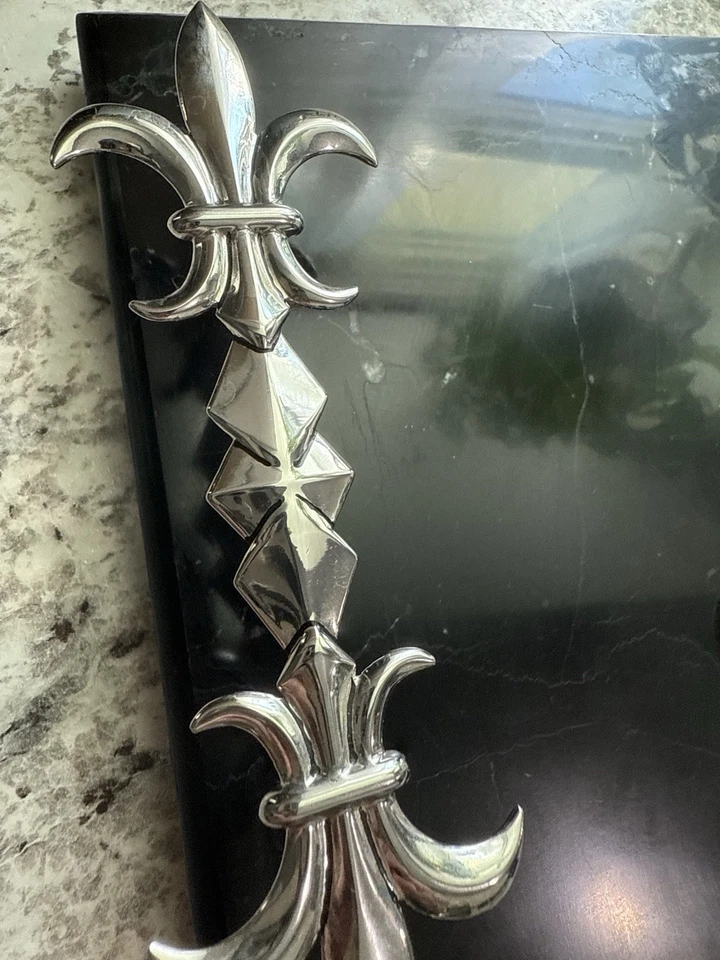 Tablero de queso de mármol y plata hecho por Mud Pie Foto 3 de 4