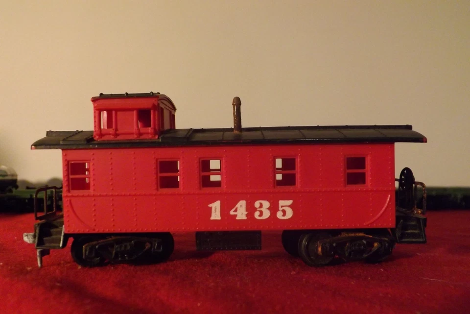 Model Power 1435 Caboose - Red - HO Scale - - Image 4 of 4