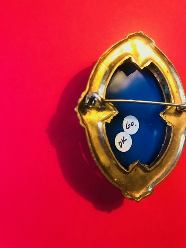 Captivating vintage dark royal blue glass cameo brooch gold toned - Bild 7 von 12