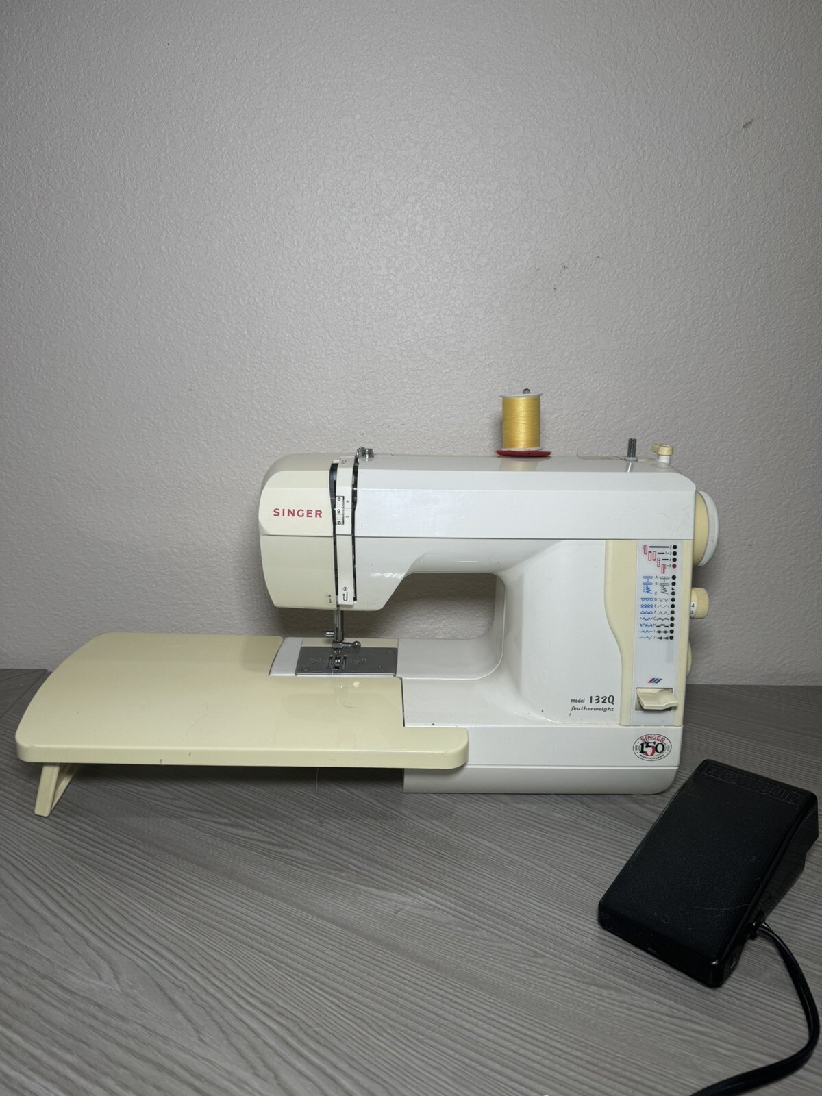 Singer 132Q Featherweight Electronic Sewing Machine With Extension table
