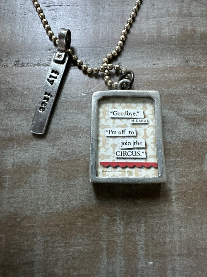 Amy Peters Studio Peltre Dije Collar Aventura Circo Tema “Fly Free” Foto 3 de 4