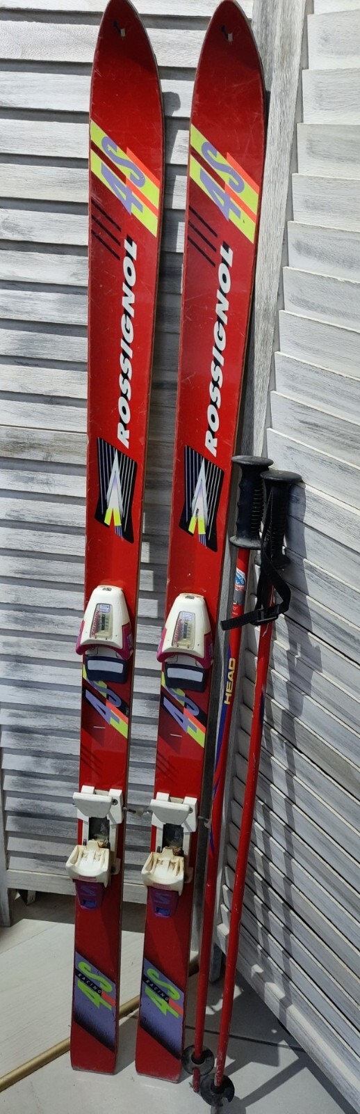 Coppia sci Rosssignol da bambina o con attacchi Salomon e bastoni racchette