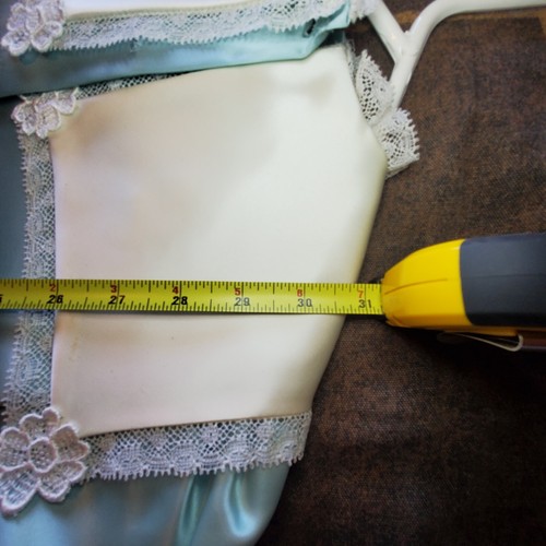 Vestido de domingo vintage para niña cuello cuadrado plisado cintura caída. Hecho a mano azul - Imagen 13 de 14