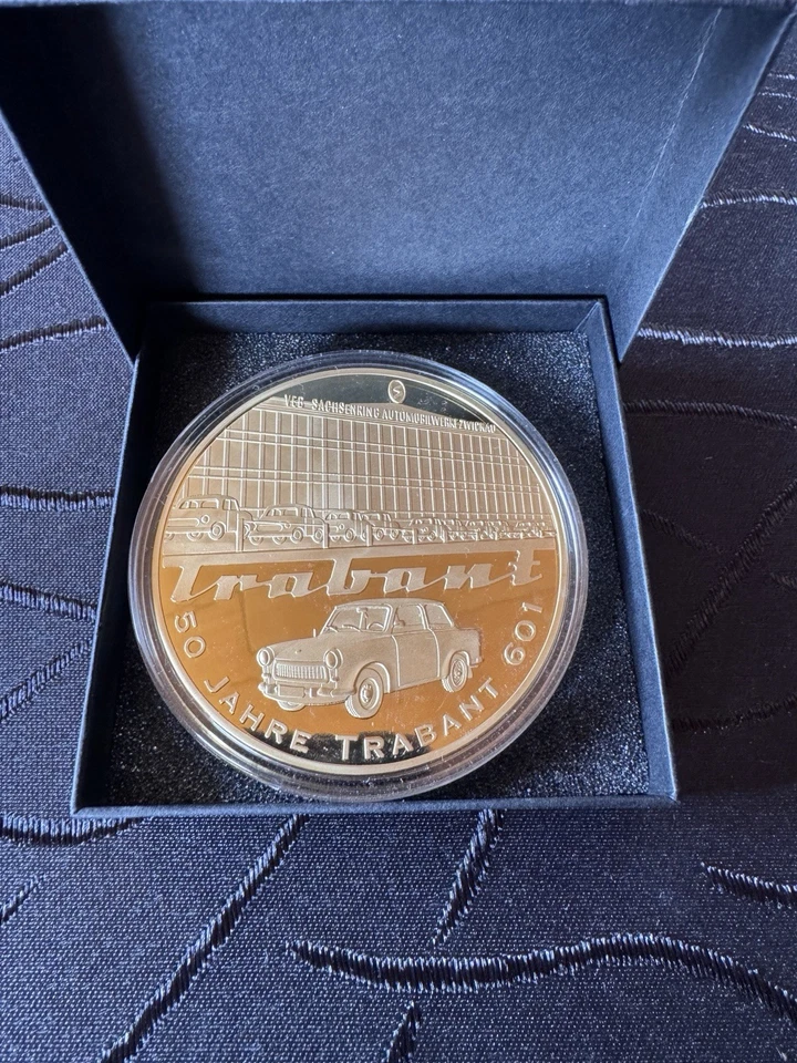Vergoldete Gedenkmedaille, 50. Jubiläum Trabant 601 S, 2014 und Ersatzteilliste - Bild 2 von 4