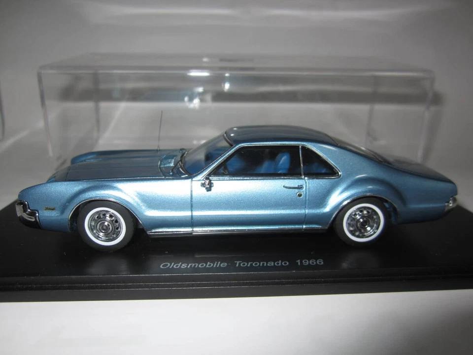 Coche modelo Spark 1/43 Oldsmobile Toronado 1966 azul claro metálico Foto 2 de 4