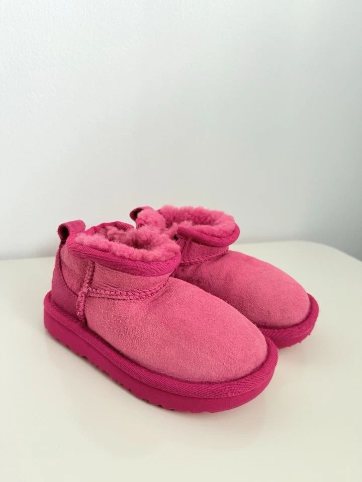 Botas clásicas de gamuza UGG Ultra Mini rosa baya para niños/niños pequeños 1130750T talla 7 Foto 2 de 4