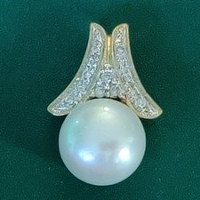 14k Solid Yellow Gold Pearl and Daimond Pendant 3.04 grams