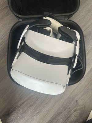 Meta Quest 2 White Plastic Standalone VR Headset with Carrying Case