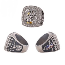San Antonio Spurs Give Fans Replica 2014 Championship Rings 4