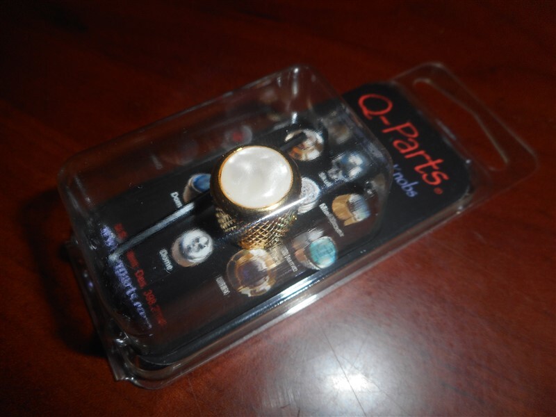 NEW Q-Parts Mini Dome Knob, WHITE PEARL ON GOLD, KGMD-0253 NEW Q-Parts Mini Dome Knob, WHITE PEARL ON GOLD, KGMD-0253