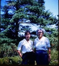 Ladies @ Glen Arbor Sandy Shores MI - 1960 Kodachrome Stereo Realist slide #371