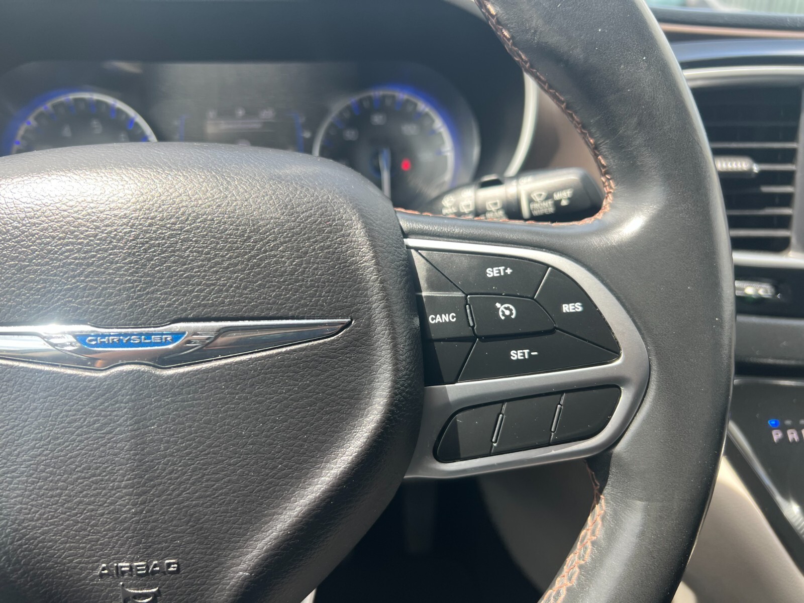 Chrysler Pacifica - Image 19