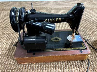 Singer 99K Portable Sewing Machine - With Pedal & Light - #EM749794 - Works