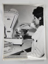 Mujer Pesa Rata Blanca Berkel Escalas Laboratorio Médico Foto Real c1970