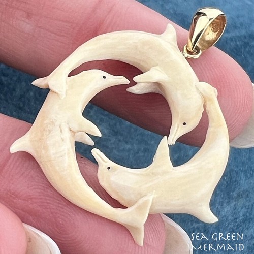 Ciondolo cerchio delfino in legno alla deriva intagliato in oro 10 kt. 1,3" - Foto 1 di 12