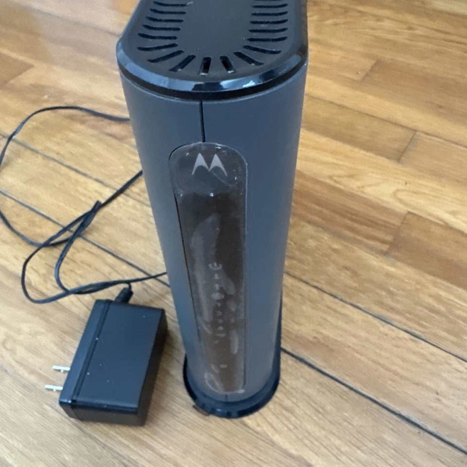 Motorola 8x4 Cable Modem Plus N450 Wifi Router MG7315 With AC Adapter - Image 2 of 4