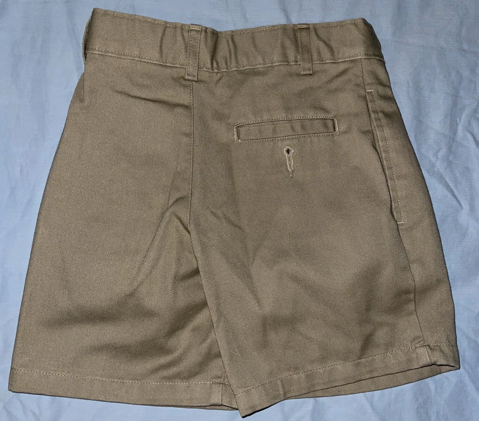 Pantalones Cortos Uniforme IZOD Caqui Talla 4 Foto 2 de 3