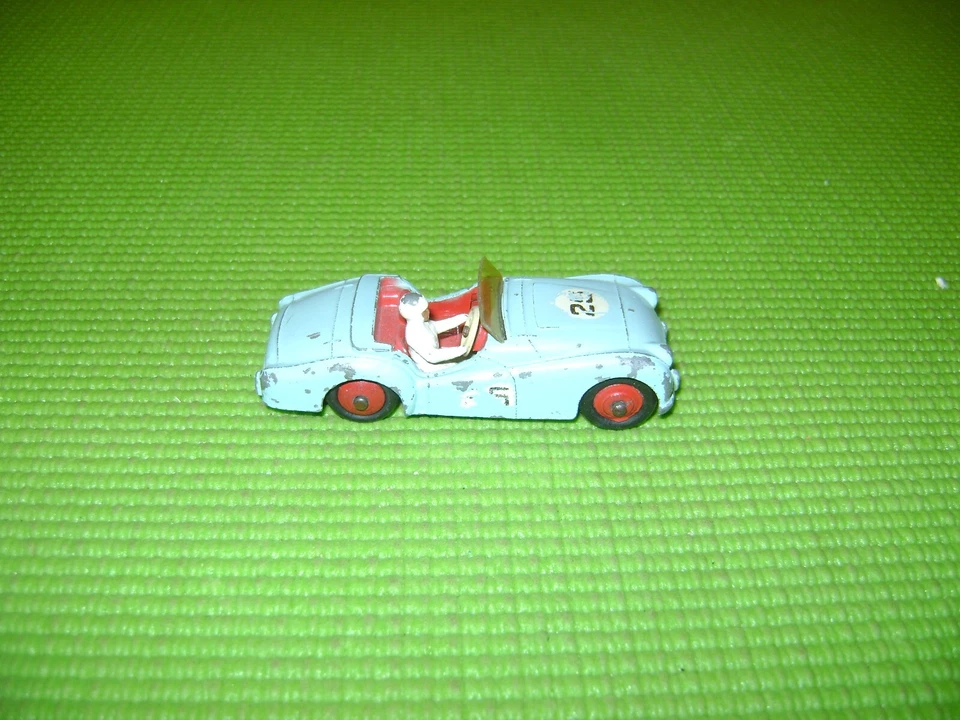 DINKY TOYS 111 TRIUMPH TR2 - Photo 2/4