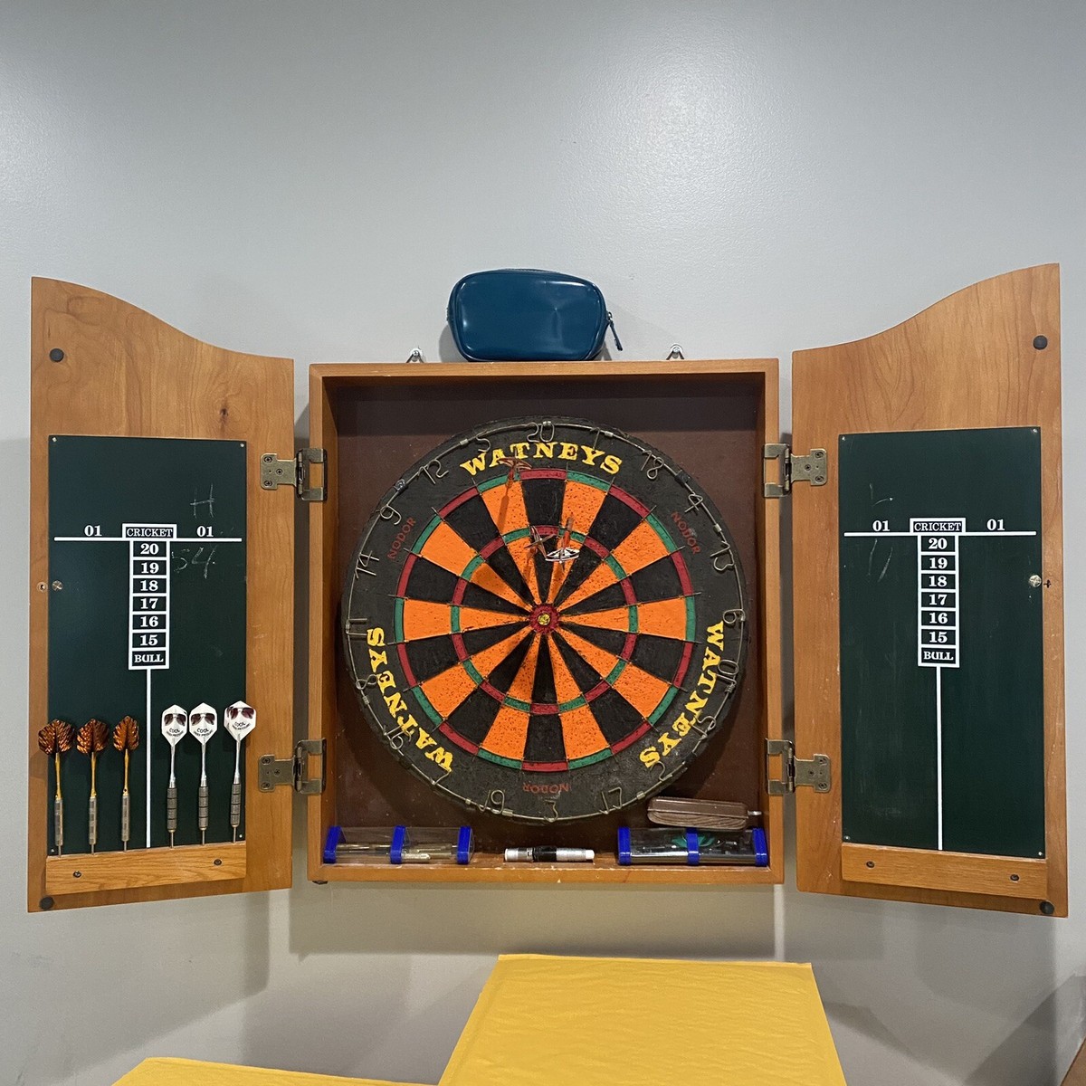 Nodor Wooden Dart Cabinet w Watneys 18” Dartboard Darts And