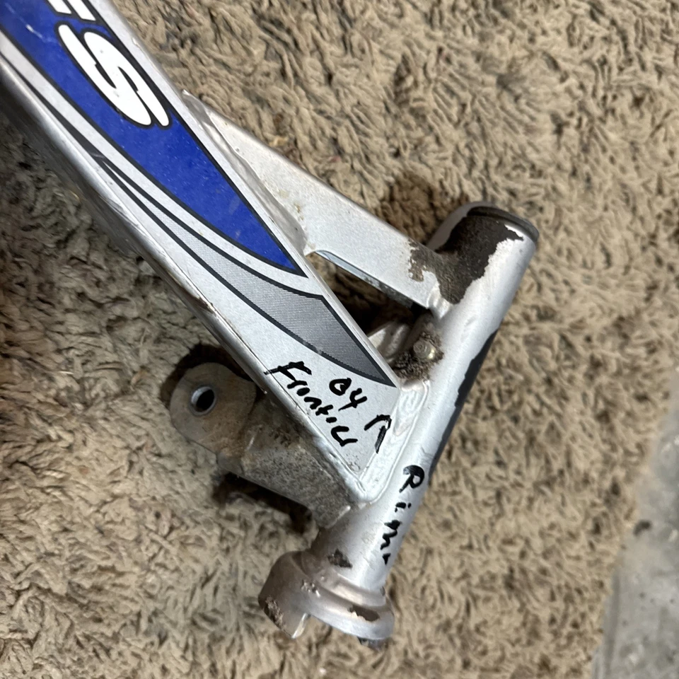 Moto de nieve Polaris Frontier Touring Edge 2004 remolque derecho, brazo de suspensión 2 Foto 3 de 4