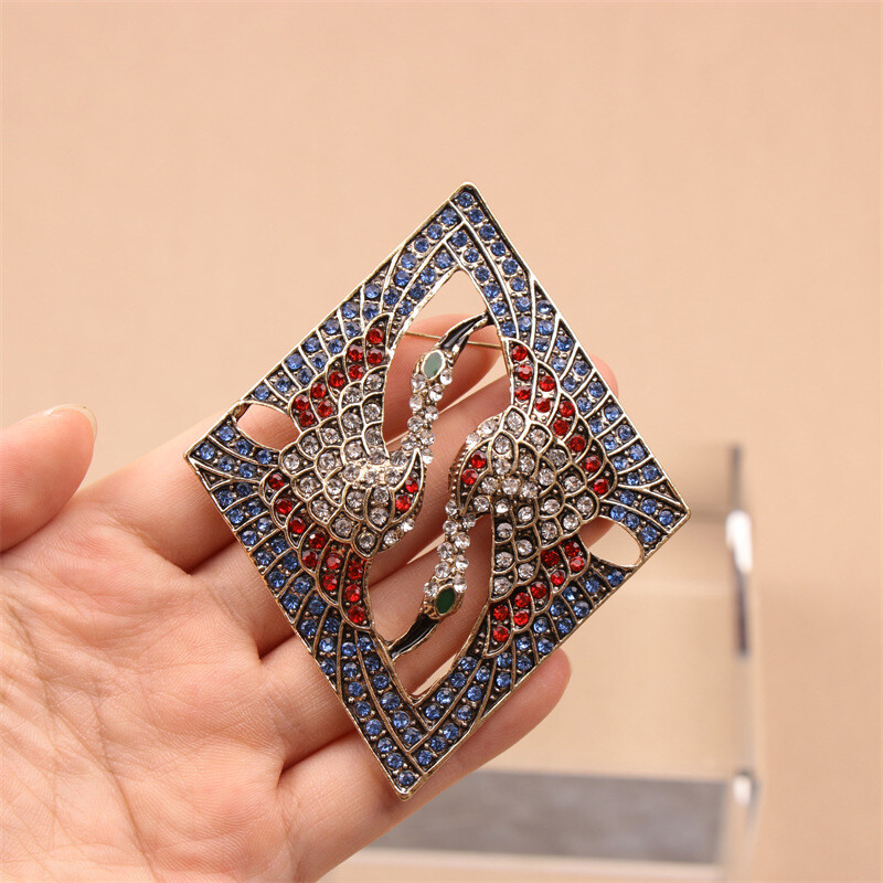 Heavy Industry Vintage Crane Brooch Animal Geometric Lapel Pin for Clothing