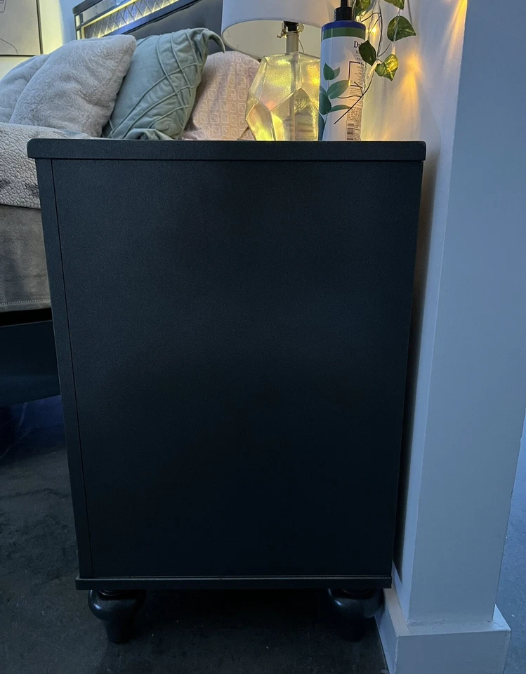 mesita de noche con cajones Foto 2 de 2