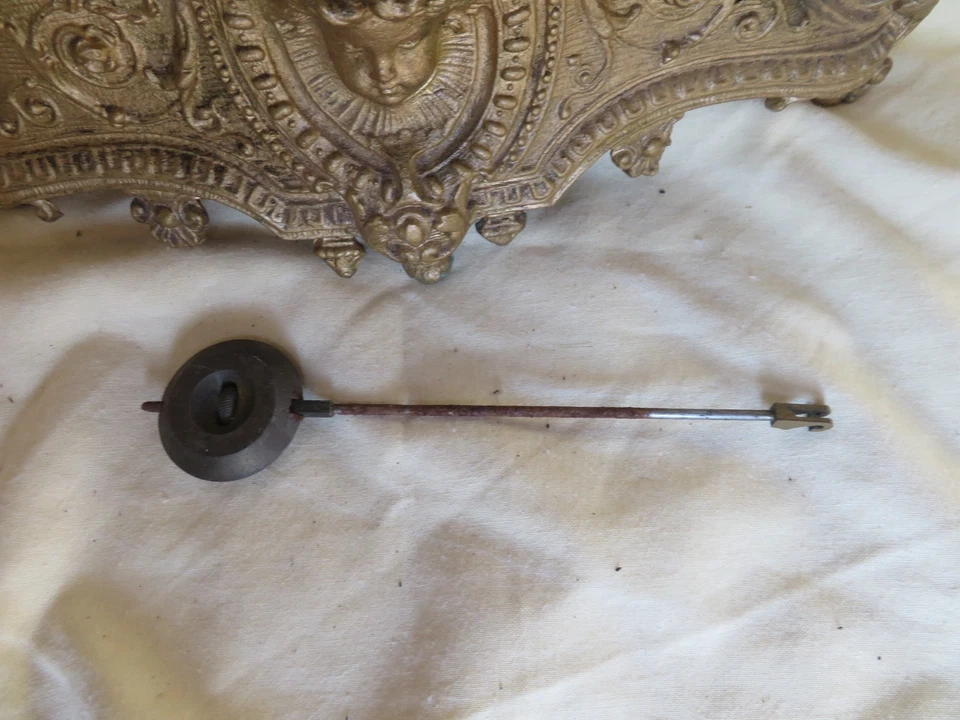 Jolie Horloge à poser 19e romantique en Régule Laiton Doré balancier et clef - Photo 4/4