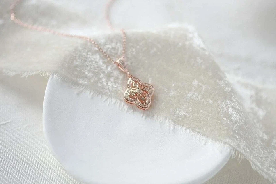 Colgante con dije de trébol de diamantes simulados redondos de 1,5 quilates enchapado en oro rosa de 14 quilates en plata Foto 2 de 4