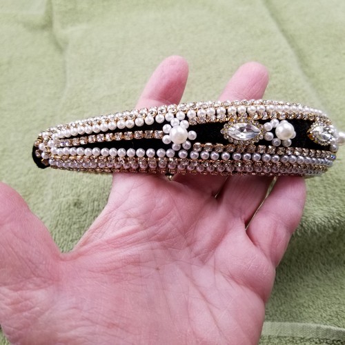 Cerchietto in velluto nero impreziosito da strass e finte perle stile barocco nuovo - Foto 3 di 9