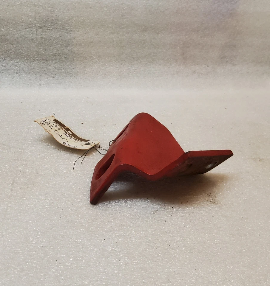 74-75 International Pickup, Travelall, soporte de montaje de parachoques (lado derecho) Foto 3 de 4