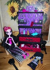 1 Monster High Puppe Draculaura Fashionset mit Möbel, viel Zubehör + Outfits