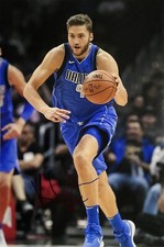 Maxi Kleber signiert Basketball NBA Gro&szlig;foto Unterschrift Autogramm signed (27)