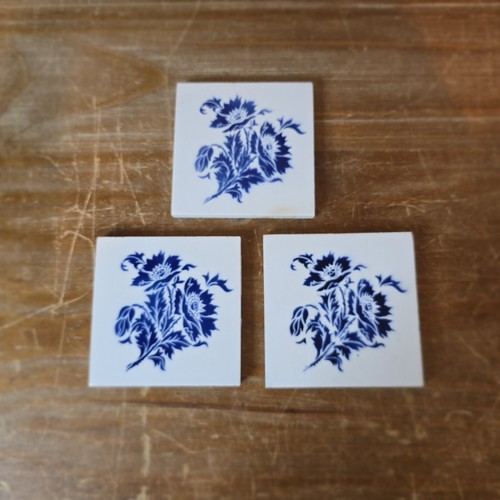 Lot de 3 Anciens Carreaux Faïence Saint Amand Hamage Nord, Décor fleurs bleues - Afbeelding 2 van 11