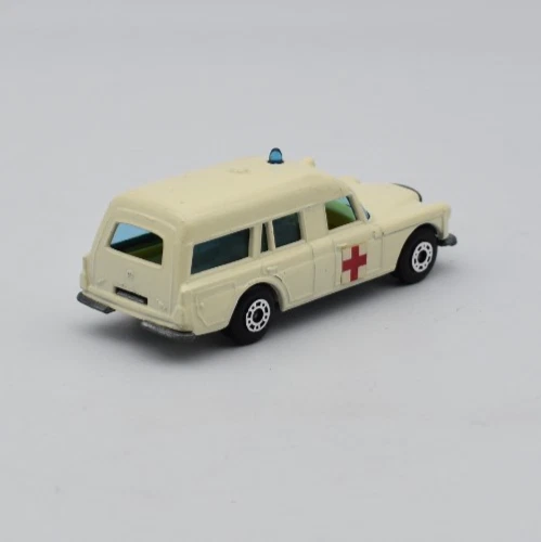 Matchbox Superfast MB3 Mercedes Benz Binz Ambulance dischi blu Lesney England - Immagine 2 di 4