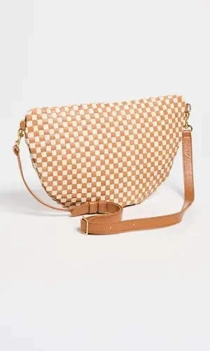 $385. Riñonera Clare V. Grande marrón y crema tejida a cuadros oro plata Foto 3 de 4